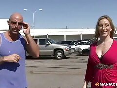 La jolie video gratuite sexe blonde Avril Hall de Nubiles montre ses talents alors qu'elle avale la bite de ce mec chanceux et la prend dans sa petite chatte serrée sous tous les angles