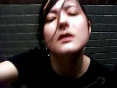 Lingerie sexe prono portant Adria Rae se propage et se doigte