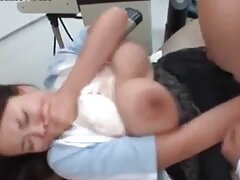 Une film coquin amateur fille fringante agite de manière taquine les fesses dans la rue