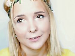 Une jeune fille est assise sur une chaise à côté d'une piscine. Elle caresse sensuellement son corps. Un mec qui la regarde se branle sur elle. Il avance et la fille video pornom prend sa bite dans sa bouche. Le...