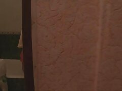 Une adolescente britannique sexy se déshabille dans la cuisine vidéo sex française et saute sur les plans de travail, tirant sa culotte sur le côté pour jouer avec sa chatte humide et serrée.
