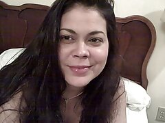 Une superbe fille dans la baignoire suce une énorme video sexe coquine bite et la traite à sec