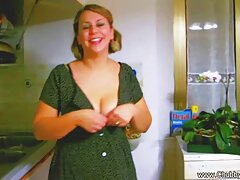 La plantureuse film sexe gratuit Ellie Jay enlève son maillot de bain bleu pour jouer avec ses gros seins et montrer sa chatte lisse