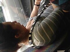 Emelia Paige porn dingue sur le canapé