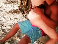 Tania Spice profite d'une journée ensoleillée alors qu'elle baise son cul et son vagin avec des meilleur video porno jouets