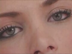 Deux mecs partagent une petite fille étroite film pono tukif