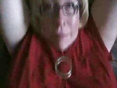 Belle blonde se fait baiser et se fait éjaculer sur le sex video femme visage