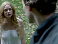 Lucy utilise ses video femme cougar ciseaux pour faire quelques ajustements de mode dans cette vidéo