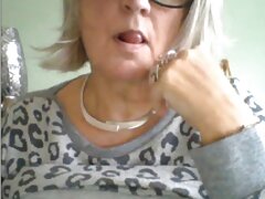Un couple excité s'amuse sexuel sexes gratuits sur le canapé
