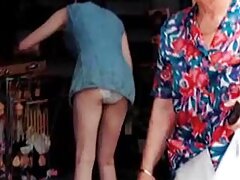 Kate a l'air super sexy tout en s'exhibant au lit. Cette fille a toutes les bonnes courbes ! maman levrette Regardez-la baisser sa culotte et montrer sa petite piste d'atterrissage.